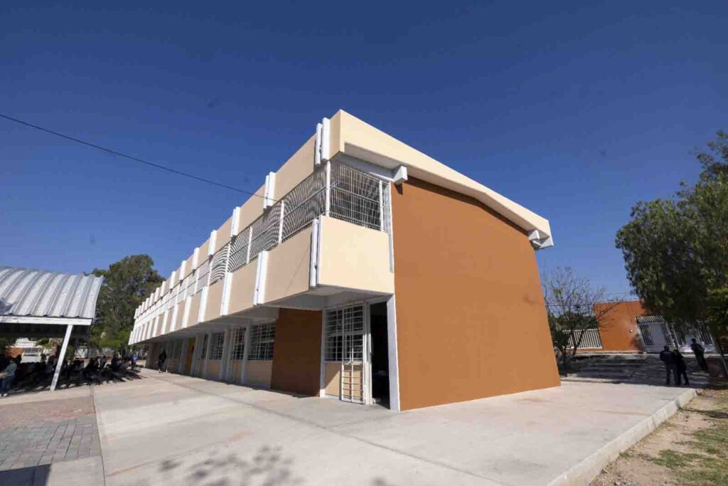 Encabeza Gobernador entrega de aulas en primarias de Jurica Pueblo