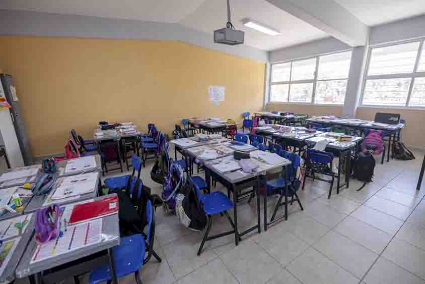 Encabeza Gobernador entrega de aulas en primarias de Jurica Pueblo