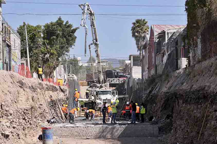 Supervisa Felifer Macías obra hidrosanitaria y pluvial en la calle Obreros
