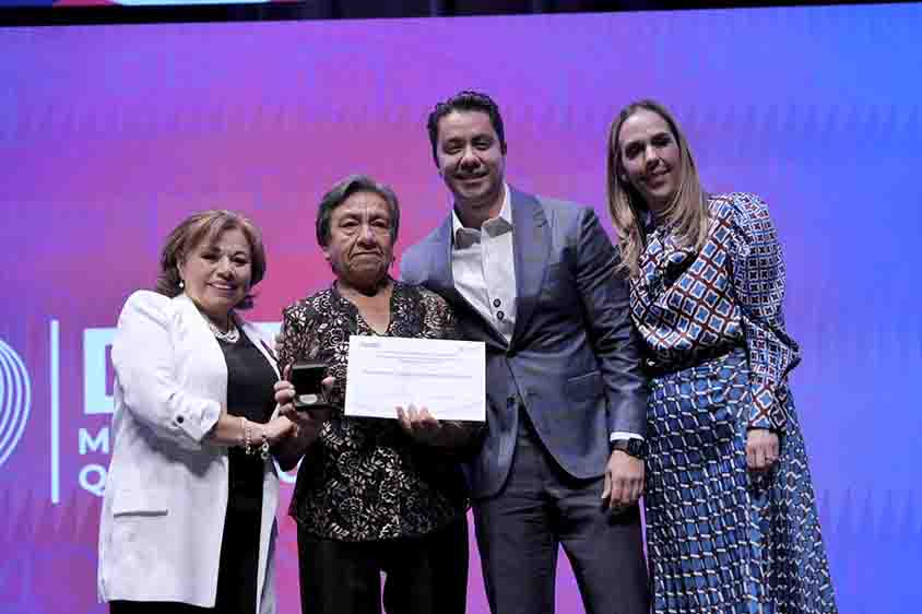 Felifer reconoce 40 años del DIF en Querétaro