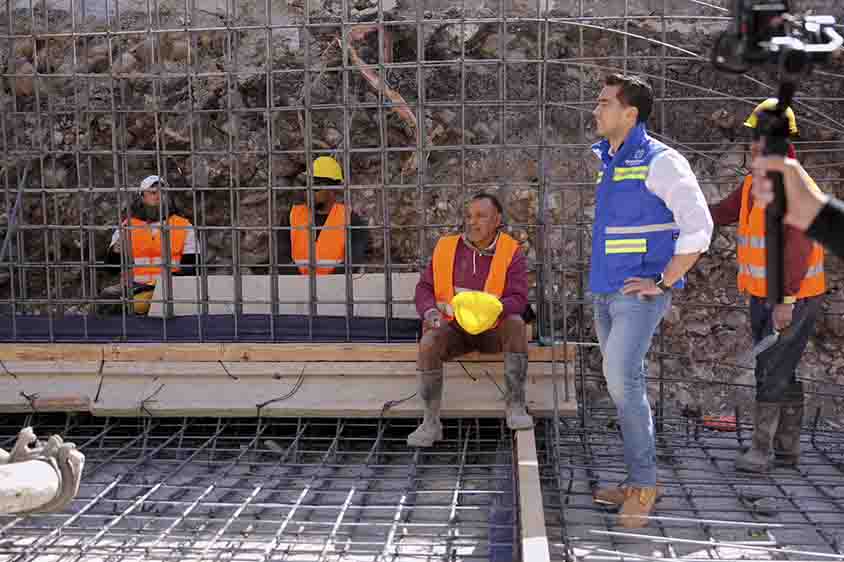 Supervisa Felifer Macías obra hidrosanitaria y pluvial en la calle Obreros