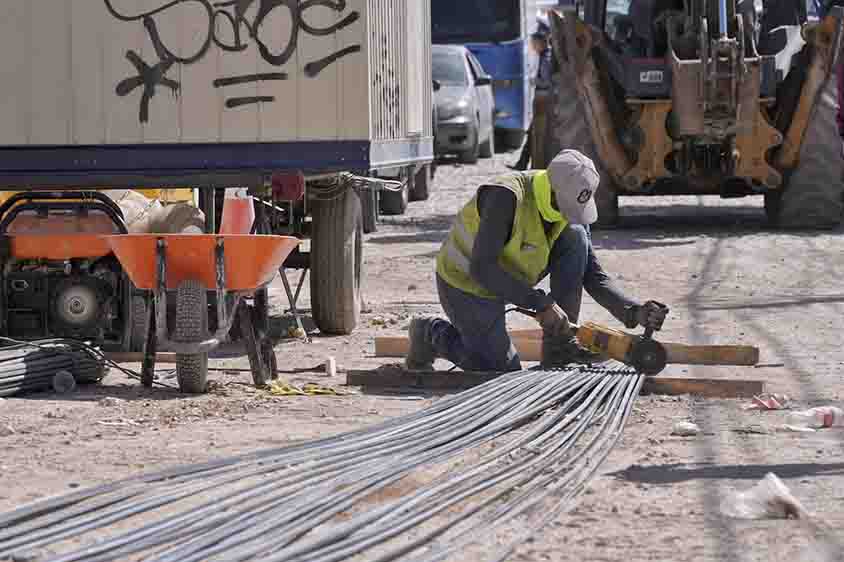 Supervisa Felifer Macías obra hidrosanitaria y pluvial en la calle Obreros