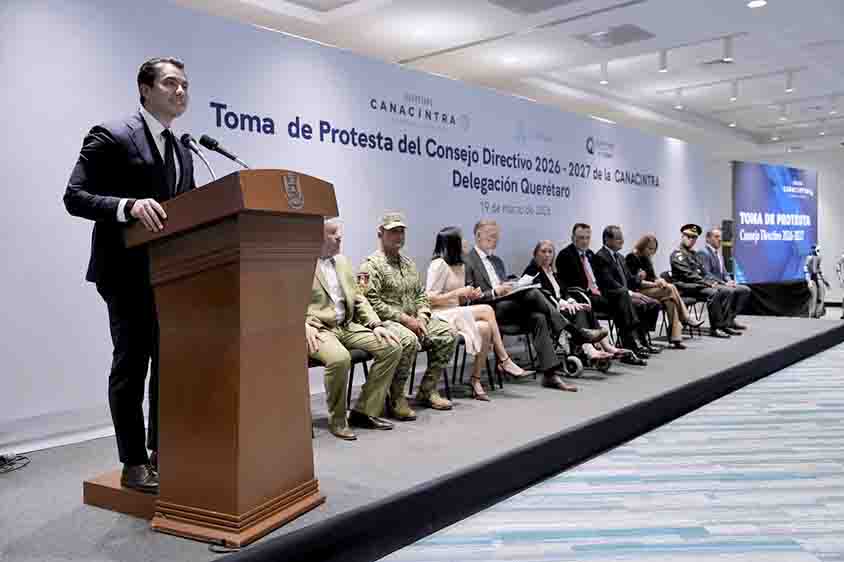 Felifer Macías asiste a panel por la igualdad en Querétaro