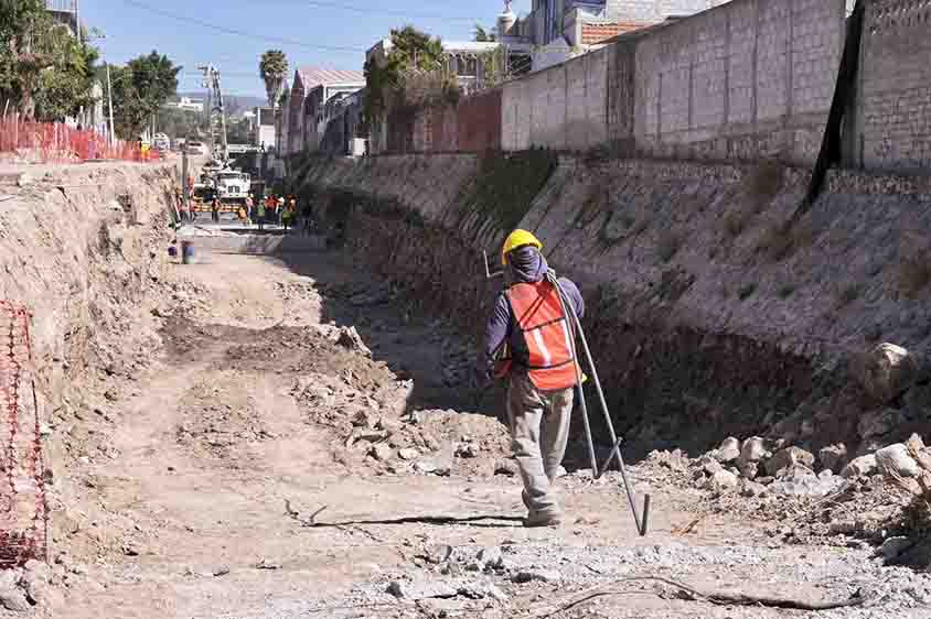 Supervisa Felifer Macías obra hidrosanitaria y pluvial en la calle Obreros