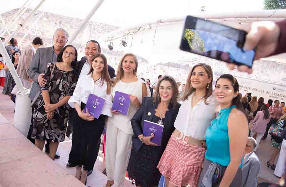 Gina Sánchez acude a presentación de 50 Mujeres, Orgullo de Querétaro