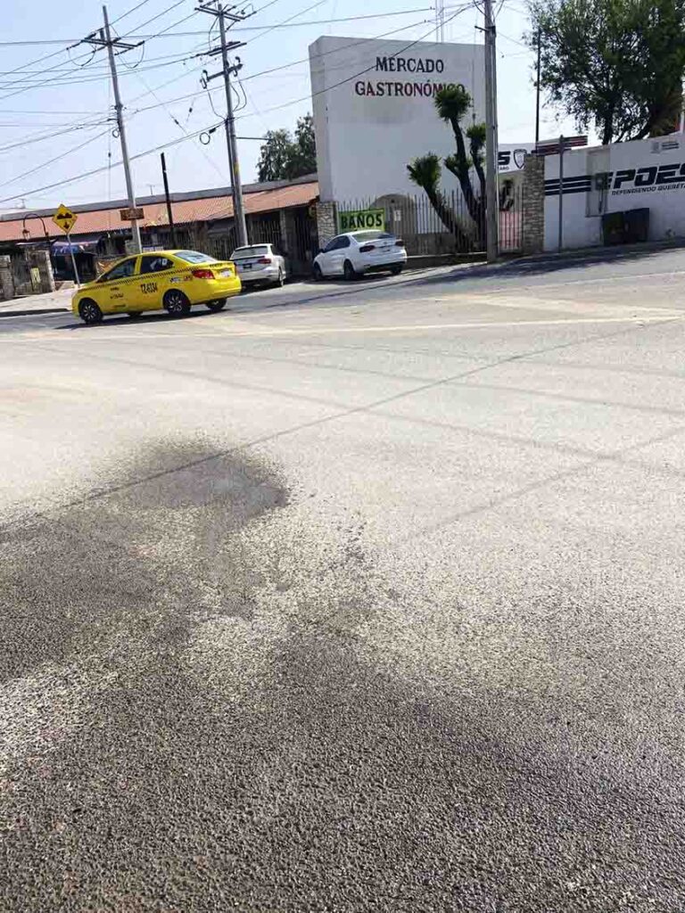 Polvareda y abandono en calles de Bernal