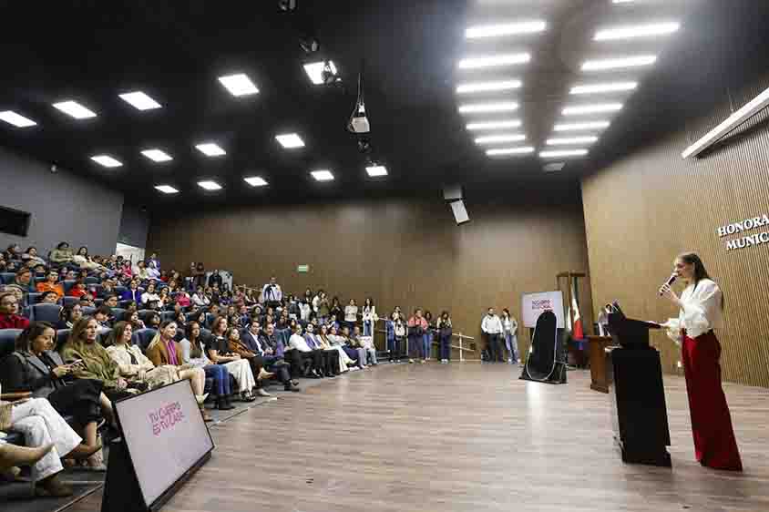 Acude Felifer a ponencia y presentación del libro “Soy Cambio, Soy Yo”, de Andrea Domínguez