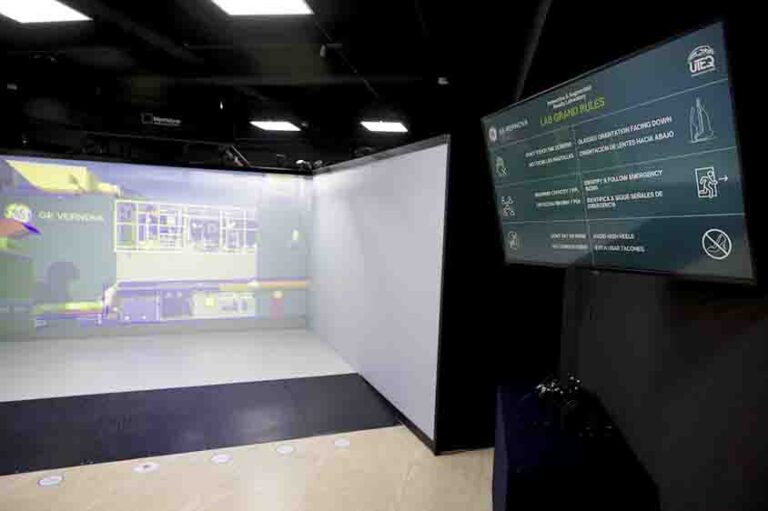 Impulsan laboratorio de realidad inmersiva en la UTEQ