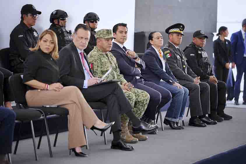 Asiste Felifer Macías a la entrega del Mérito Policial