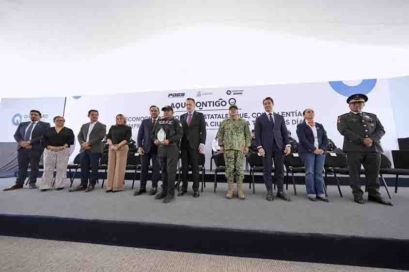 Asiste Felifer Macías a la entrega del Mérito Policial