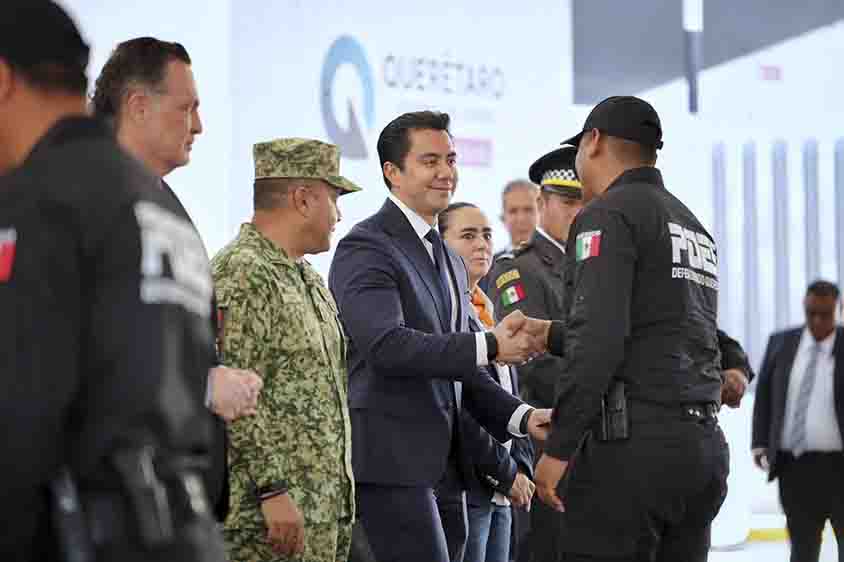 Asiste Felifer Macías a la entrega del Mérito Policial