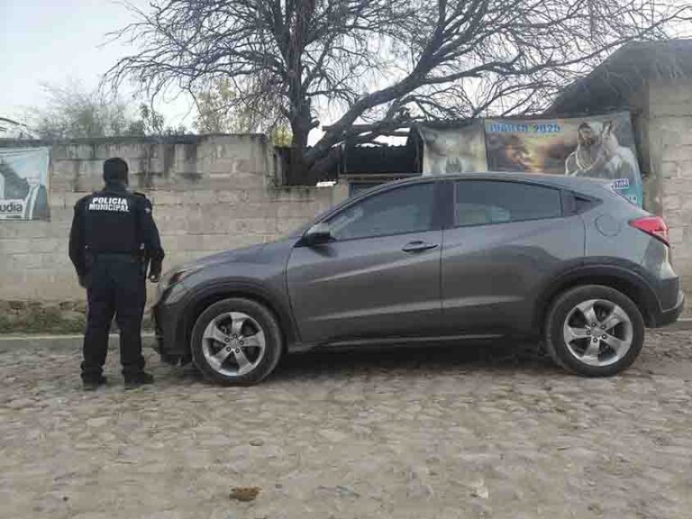 Recuperan auto con reporte de robo en Ajuchitlán