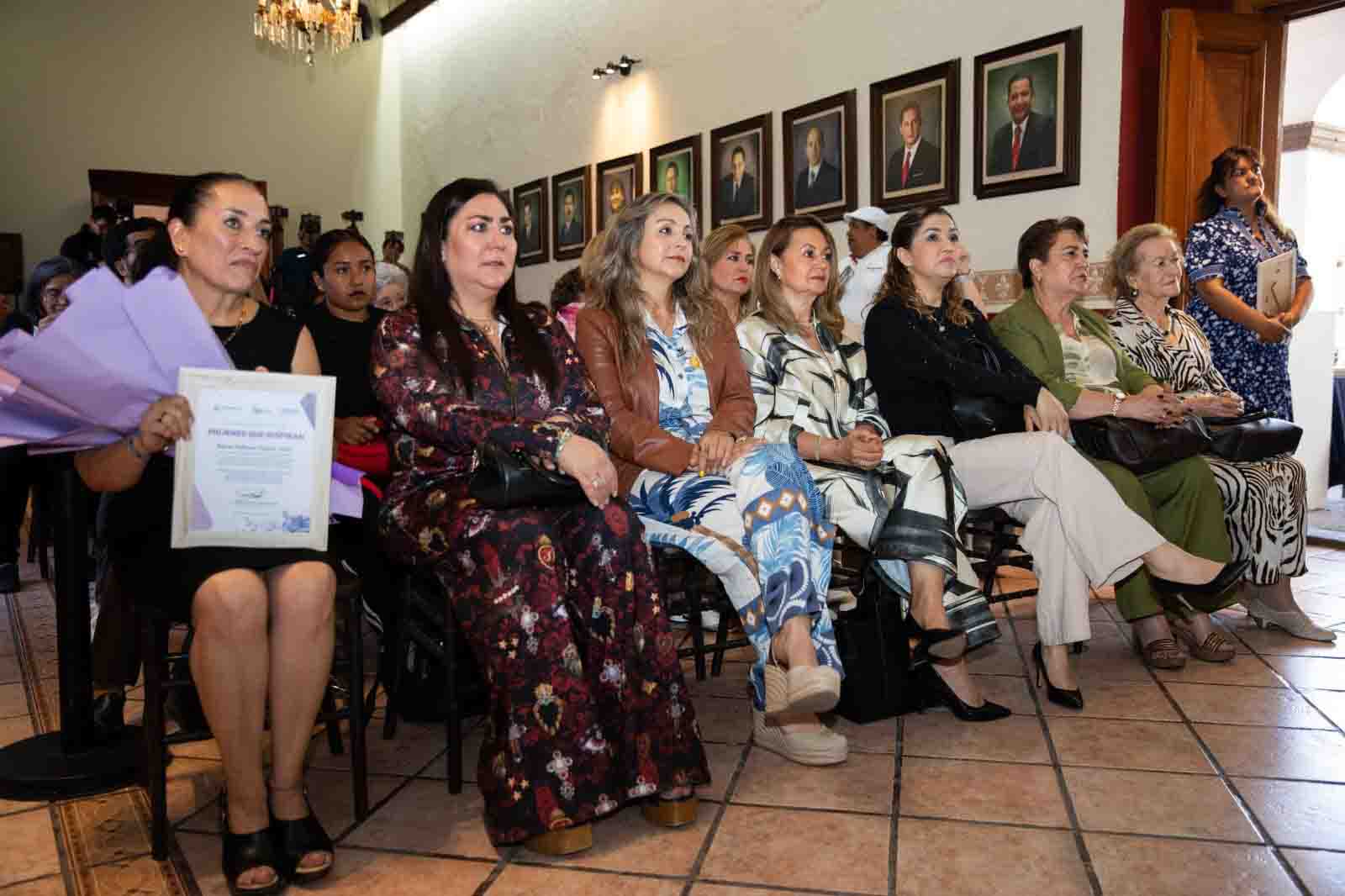 Entrega Roberto Cabrera 11 reconocimientos “Mujer que Inspira” a sanjuanenses destacadas