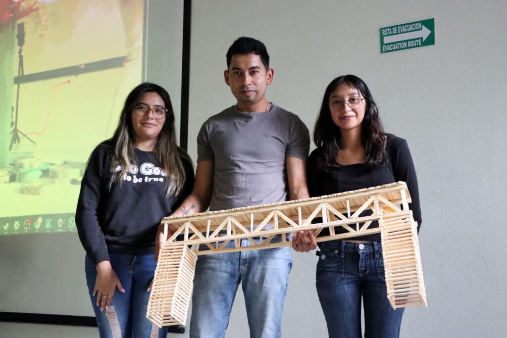 UTSJR arrasa en concurso de puentes