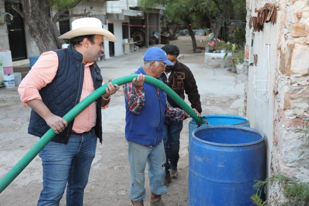AGUA PARA LA FOTO… Y PARA EL LODO