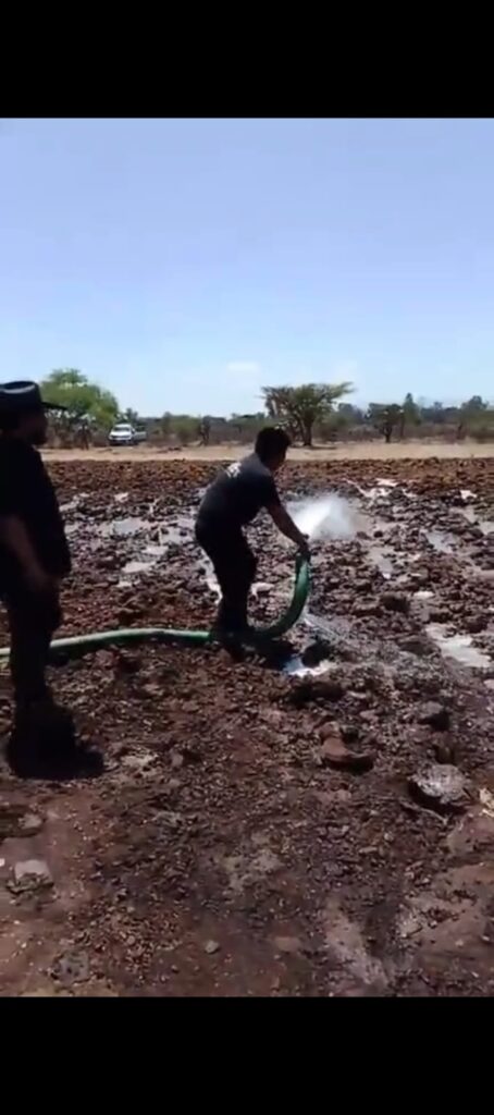 AGUA PARA LA FOTO… Y PARA EL LODO