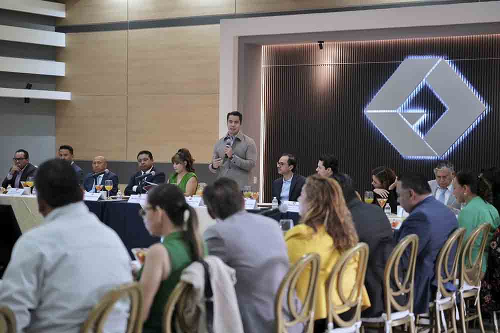 Asiste Felifer Macías a la VI Asamblea Ordinaria de la FECAPEQ