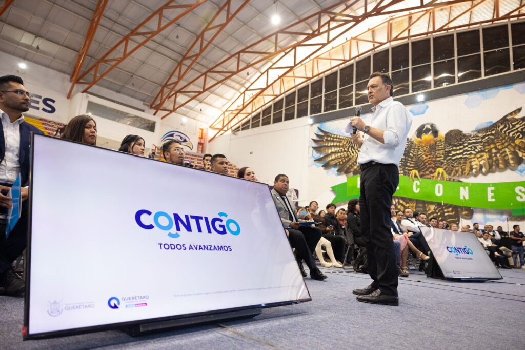 Encabeza Gobernador graduación de Contigo Nadie se Quede Atrás