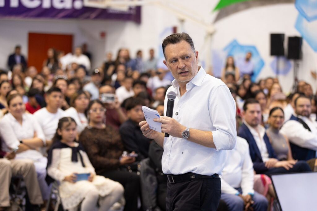 Encabeza Gobernador graduación de Contigo Nadie se Quede Atrás