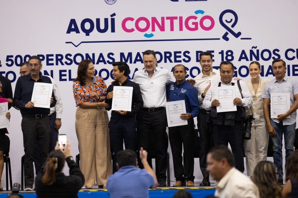 Encabeza Gobernador graduación de Contigo Nadie se Quede Atrás