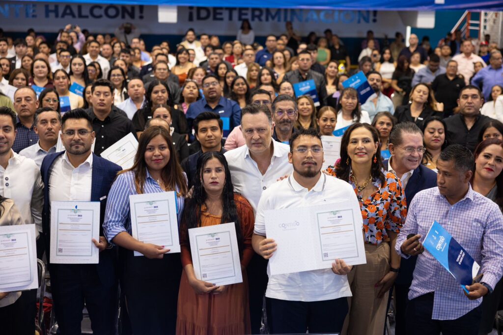 Encabeza Gobernador graduación de Contigo Nadie se Quede Atrás