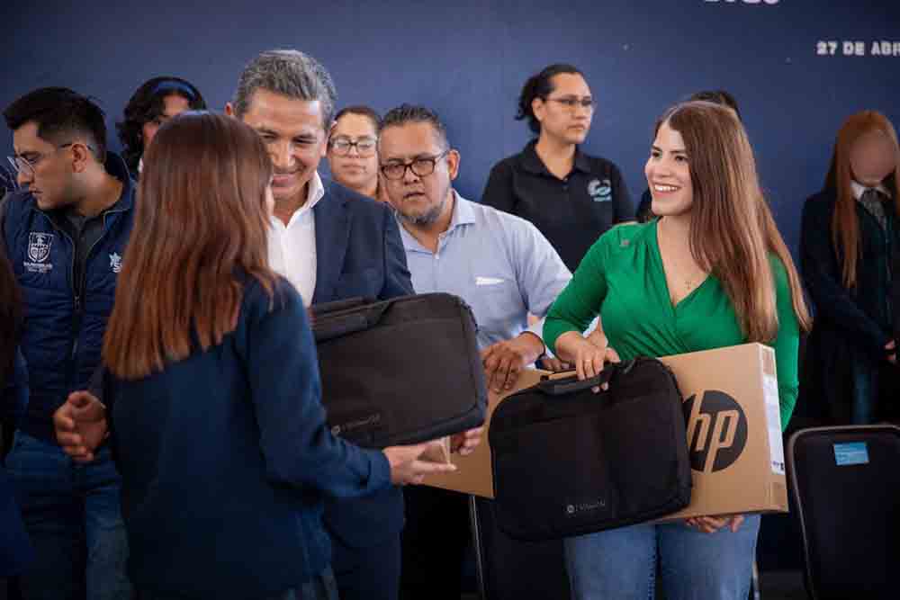 Gina Sánchez premia el talento DIFerente con computadoras