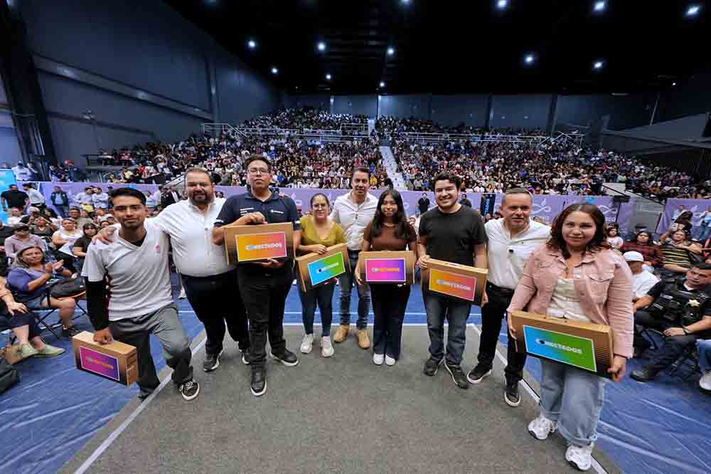 Felifer defiende entrega de computadoras a jóvenes