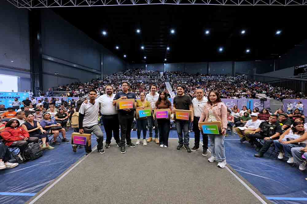 Felifer defiende entrega de computadoras a jóvenes