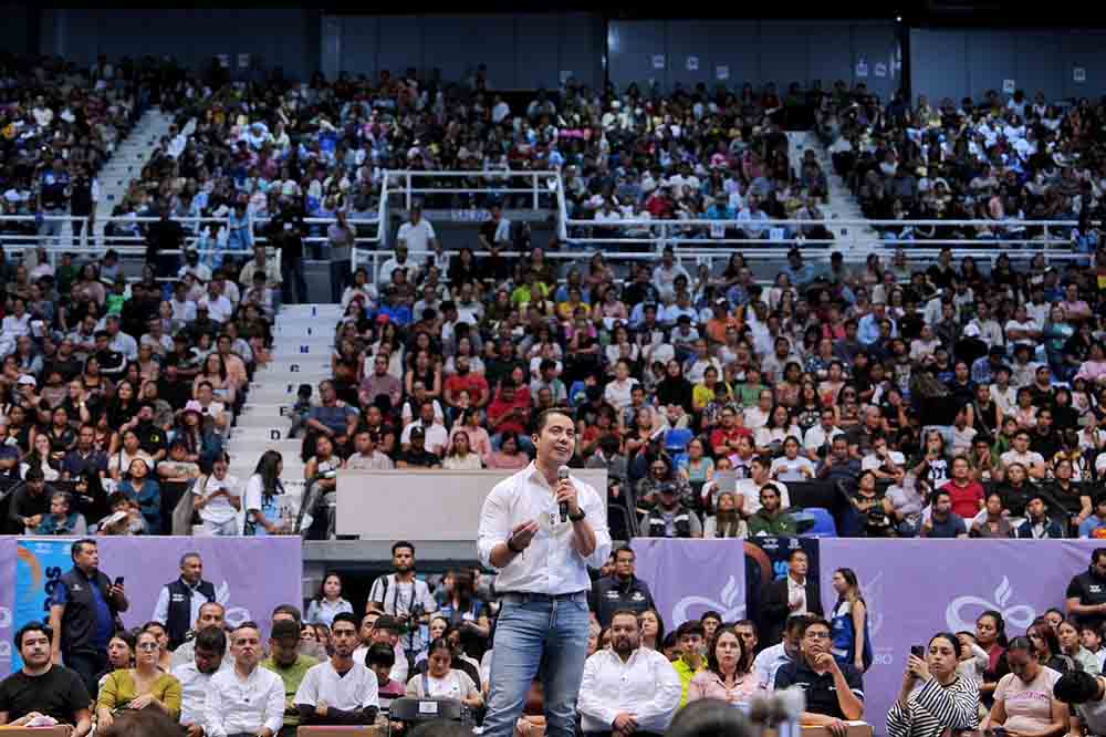Felifer defiende entrega de computadoras a jóvenes