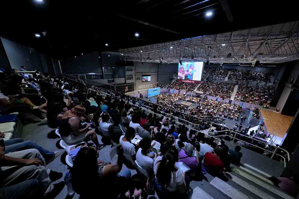 Felifer defiende entrega de computadoras a jóvenes