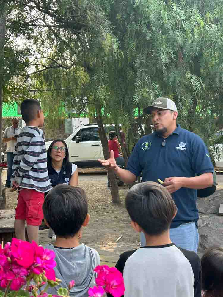 Por instrucción del presidente municipal de Querétaro, Felifer Macías, la Secretaría de Medio Ambiente, en coordinación con la regidora Gaby Monjaráz, llevó a cabo la jornada de educación ambiental “Entornos que Respiran”, como parte de una estrategia integral que promueve la participación ciudadana en el cuidado del entorno y la recuperación de espacios públicos.