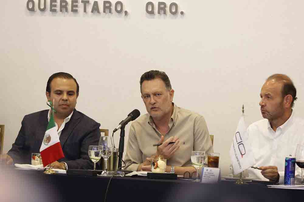 Kuri dialoga con industriales por Querétaro