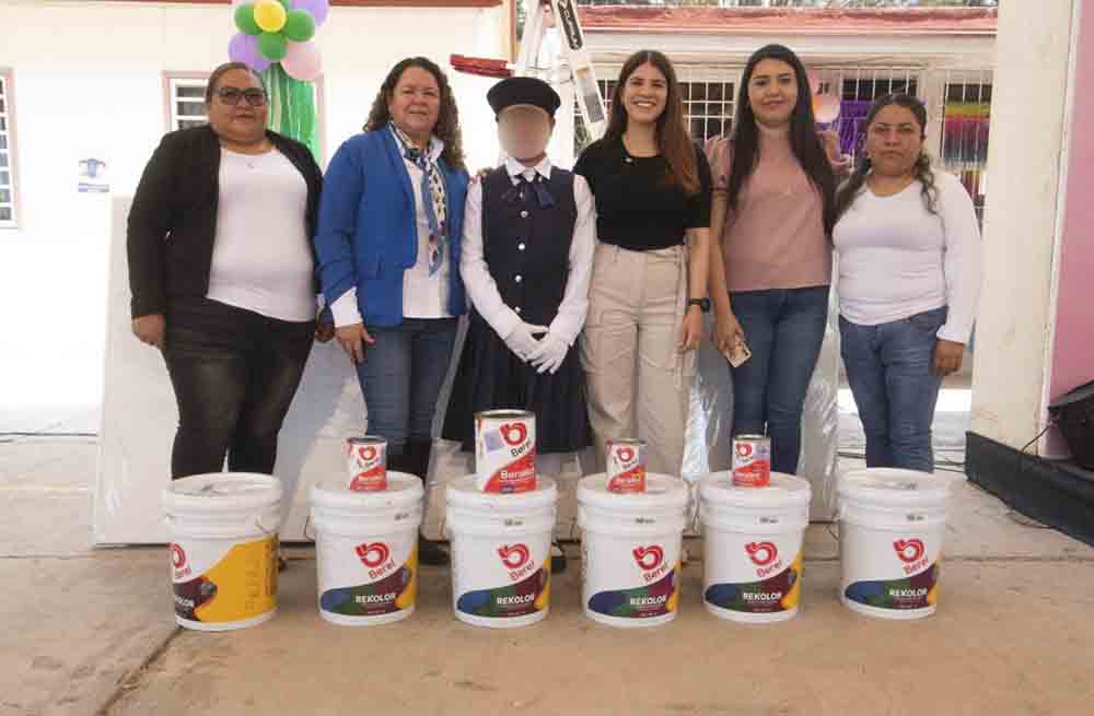 Entregan material y equipo en escuelas de Santa Matilde