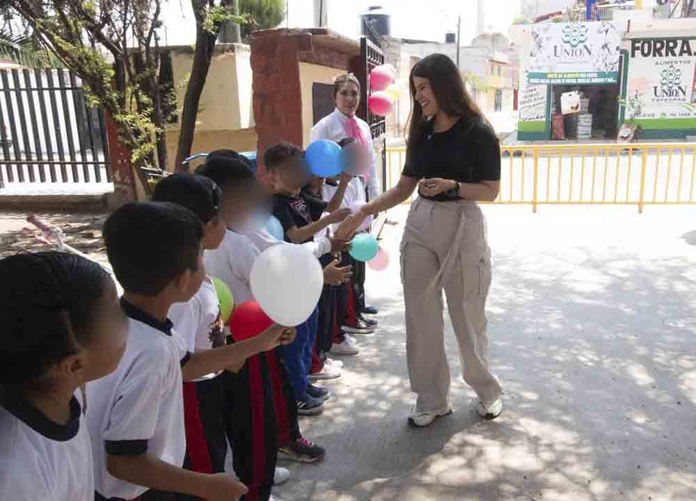 Entregan material y equipo en escuelas de Santa Matilde