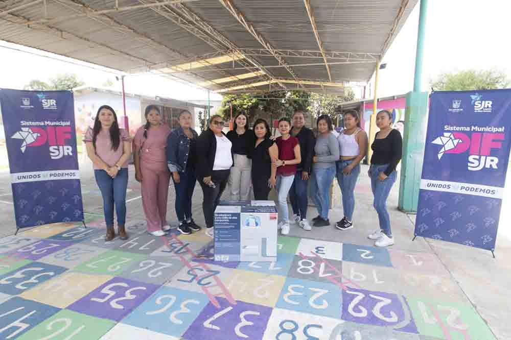 Entregan material y equipo en escuelas de Santa Matilde