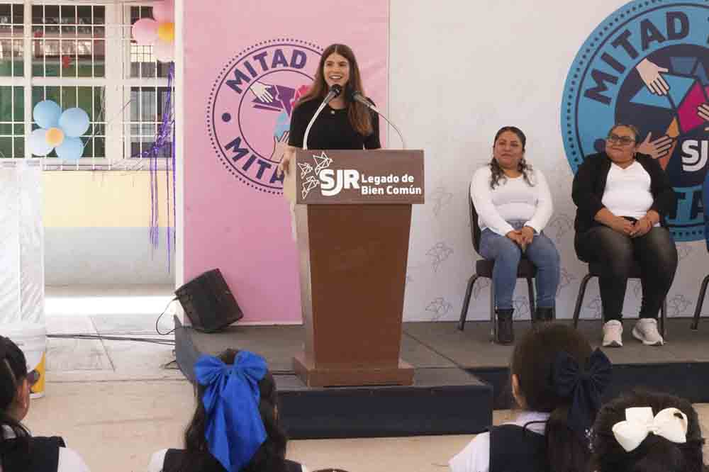 Entregan material y equipo en escuelas de Santa Matilde