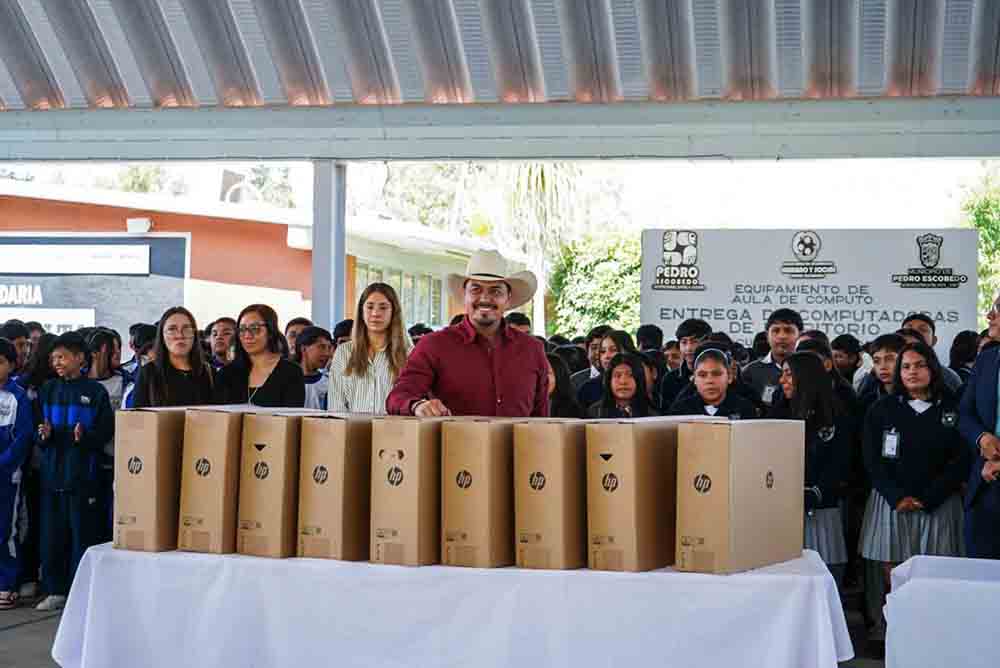 Entregan equipo de cómputo a estudiantes de Epigmenio González