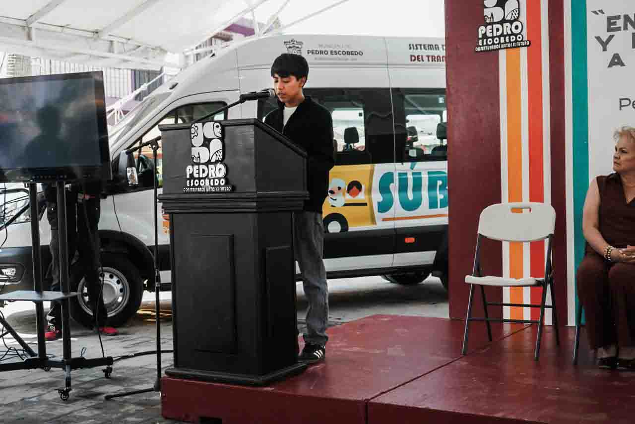 Pedro Escobedo impulsa transporte escolar para 389 estudiantes
