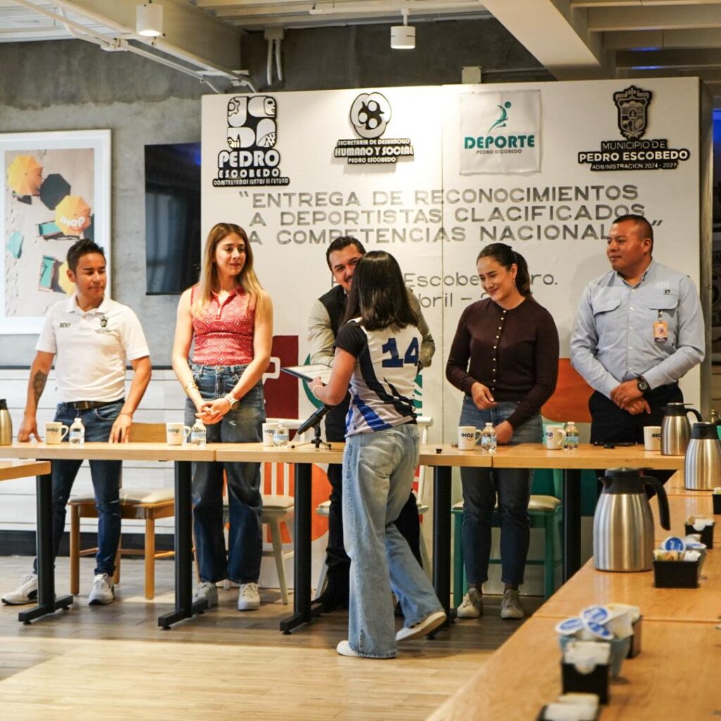 Esta mañana, el presidente municipal, Beto Nava, sostuvo un encuentro con deportistas de alto rendimiento del municipio, a quienes se les otorgó un reconocimiento por su destacada trayectoria, disciplina y por poner en alto el nombre de Pedro Escobedo en competencias estatales, nacionales e internacionales.