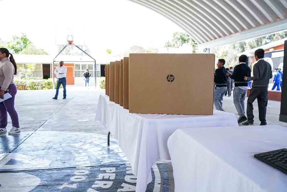 Entregan equipo de cómputo a estudiantes de Epigmenio González