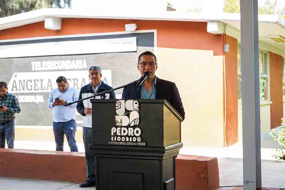 Entregan equipo de cómputo a estudiantes de Epigmenio González