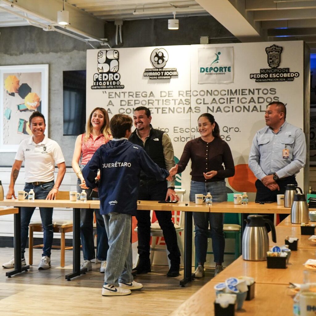 Esta mañana, el presidente municipal, Beto Nava, sostuvo un encuentro con deportistas de alto rendimiento del municipio, a quienes se les otorgó un reconocimiento por su destacada trayectoria, disciplina y por poner en alto el nombre de Pedro Escobedo en competencias estatales, nacionales e internacionales.