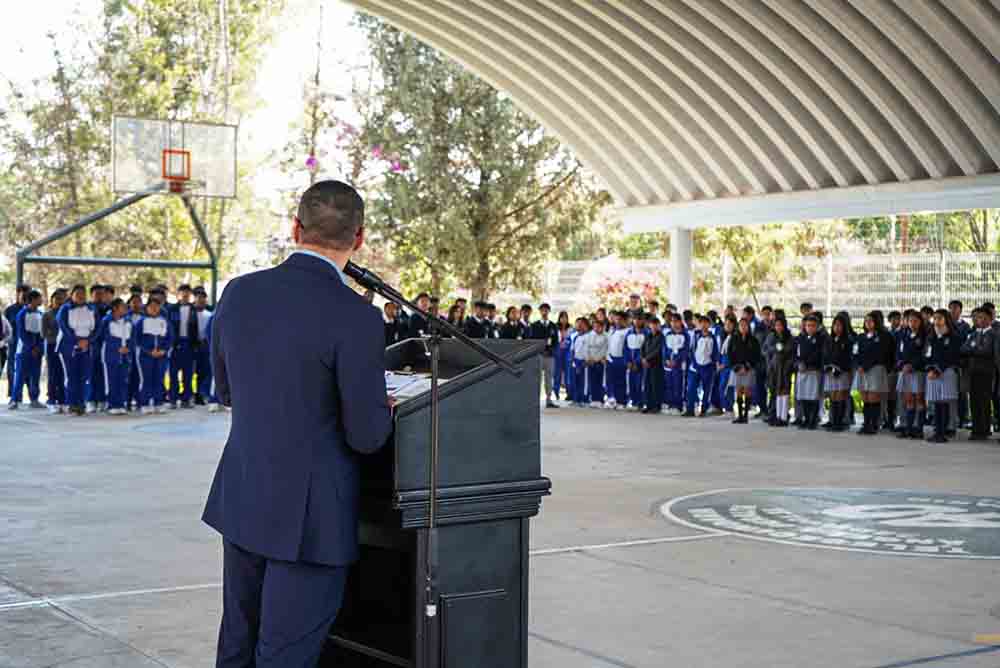 Entregan equipo de cómputo a estudiantes de Epigmenio González