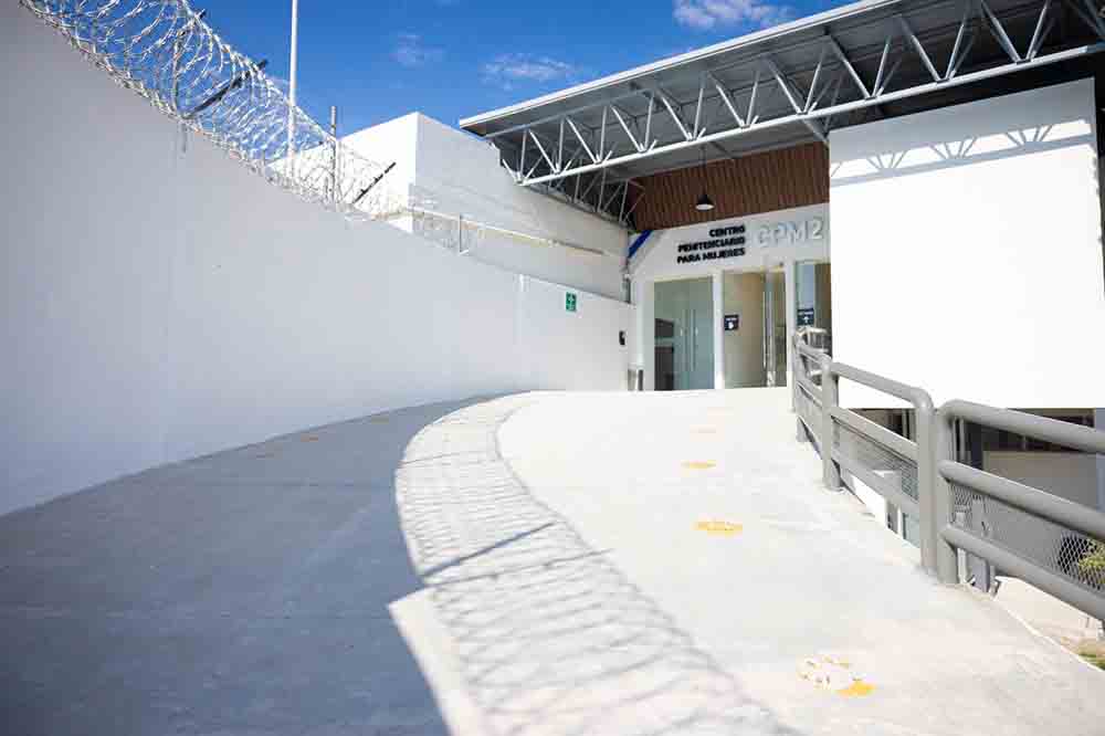 Kuri entrega obras en penal femenil