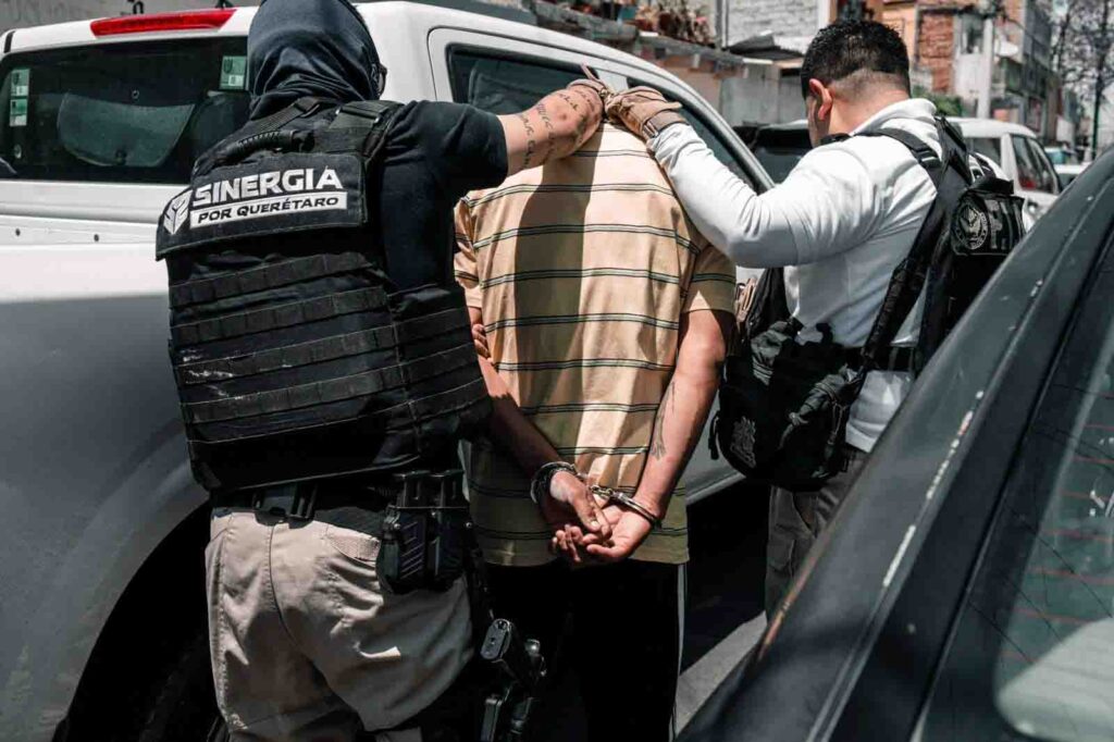 Sinergia ejecuta cateos en Querétaro; detienen a 4 personas y se aseguran narcóticos y documentación