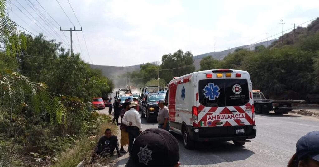 Taxi de Tolimán sufre accidente en la carretera estatal 100