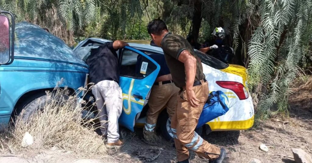 Taxi de Tolimán sufre accidente en la carretera estatal 100
