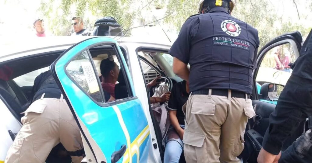 Taxi de Tolimán sufre accidente en la carretera estatal 100