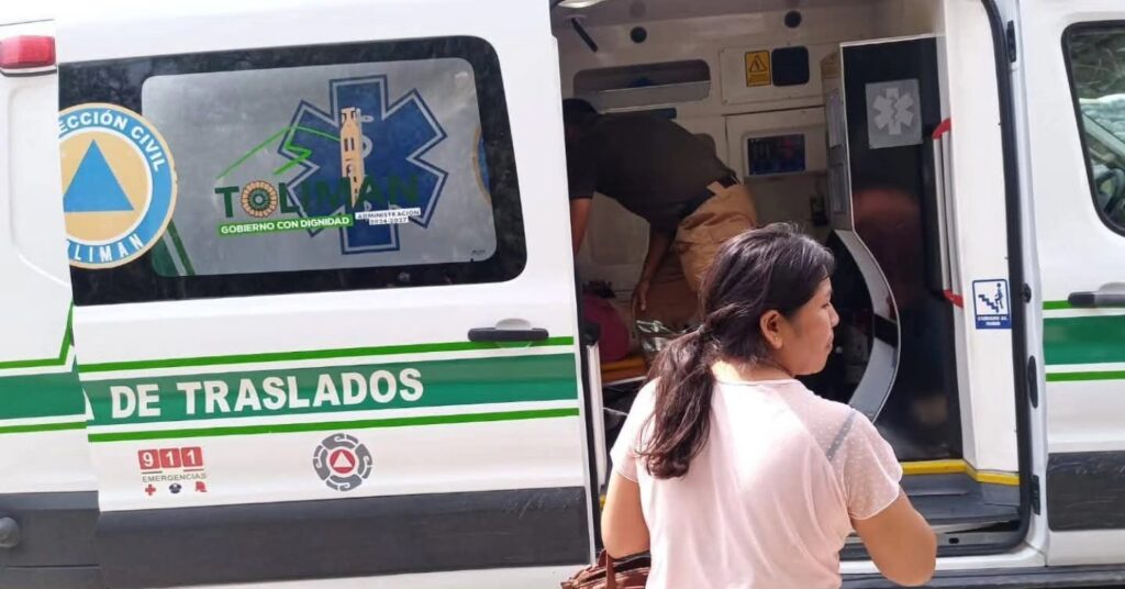 Taxi de Tolimán sufre accidente en la carretera estatal 100