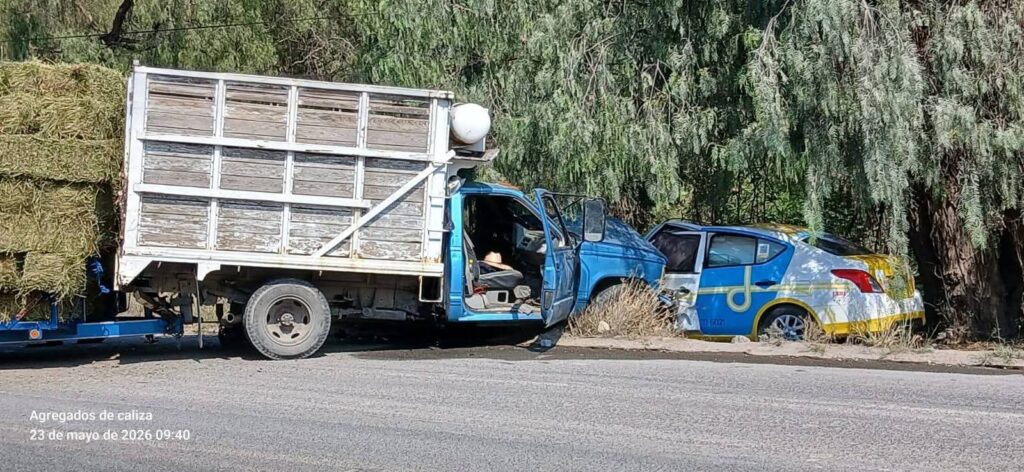 Taxi de Tolimán sufre accidente en la carretera estatal 100